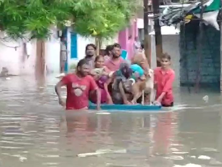 पानी में फंसे परिवारों को रेस्क्यू कर निकाला गया।