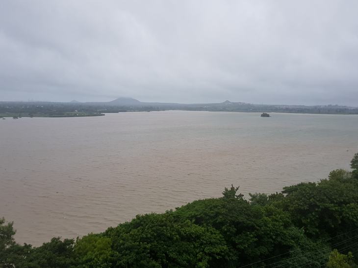 लगातार हो रही बारिश से बिलावली तालाब भी लबालब भर गया है।