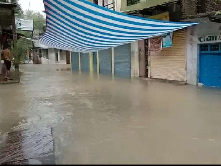 कालापीपल में निचली बस्तियों में इस प्रकार से पानी भर गया।