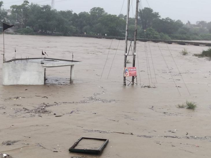 इंदौर-भोपाल हाईवे का पुराना पुल डूब की कगार पर है।