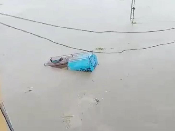 तेज बहाव में पीएचई का टैंकर भी शिप्रा में समा गया।