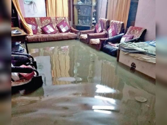 भोपाल के साकेत नगर में कुछ घरों में पानी भर गया।