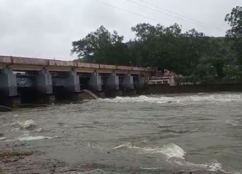 शनिवार सुबह बड़े तालाब के फुल टैंक लेवल होते ही भदभदा डैम के गेट खोल दिए गए।