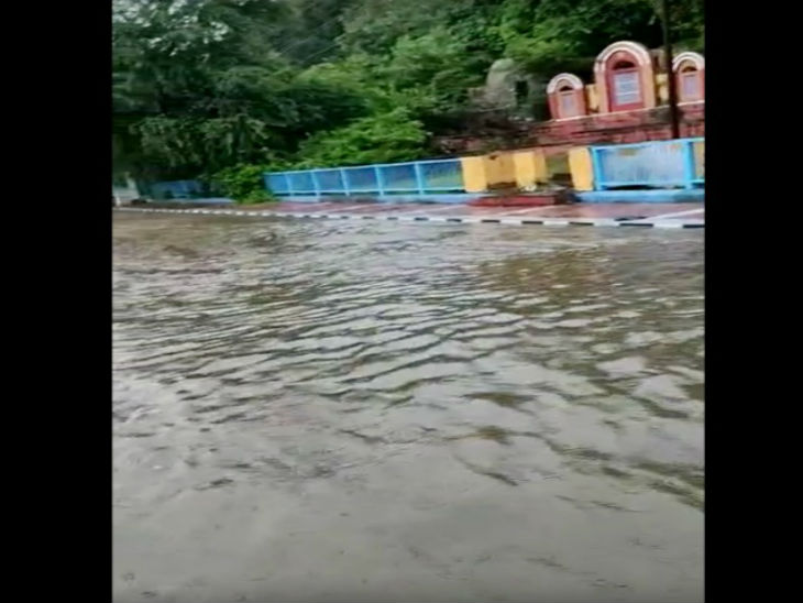 भोपाल का बड़ा तालाब लबालब भर जान से पानी वीआईपी रोड पर बहने लगा है।