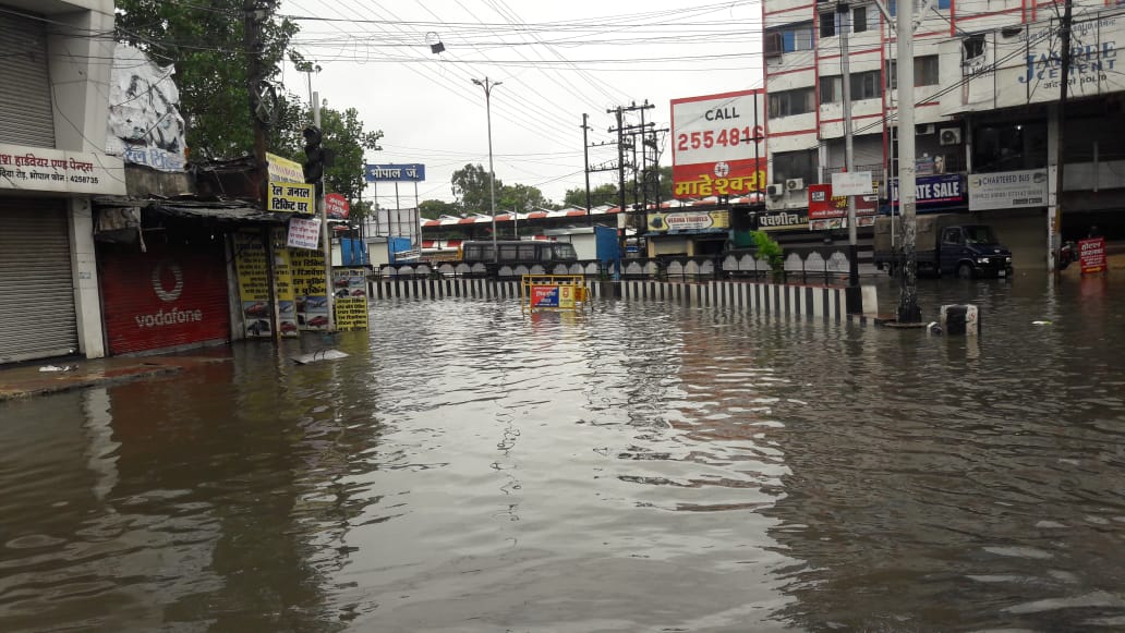 अल्पना तिराहे से स्टेशन की ओर जानी वाली सड़क पर करीब 4 फीट पानी भरा है। यहां से आवागमन बंद कर दिया गया है।