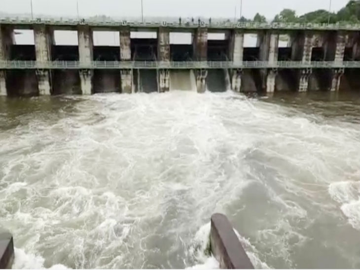 भोपाल तालाब के लबालब भर जाने से कलियासोत डैम के गेट खोल दिए गए हैं।