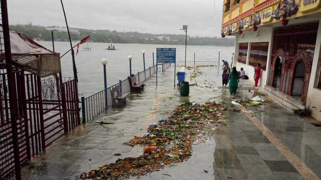 तलैया स्थित काली मंदिर में छोटे तालाब का पानी आ गया है।