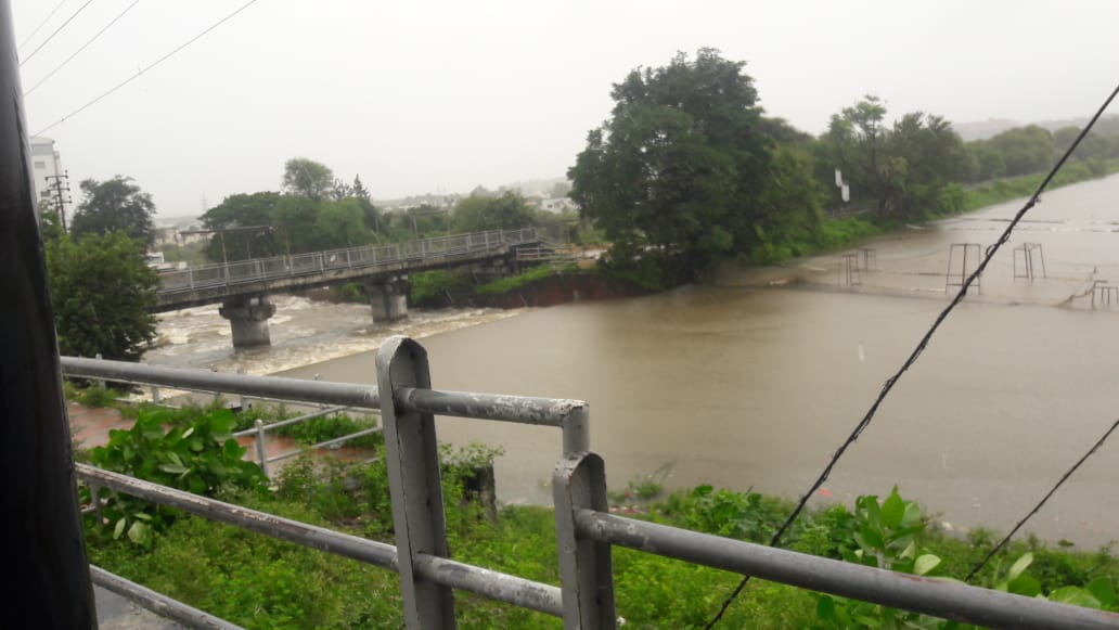 भारी बारिश से शाहपुरा झील ओवरफ्लो हो गई है।