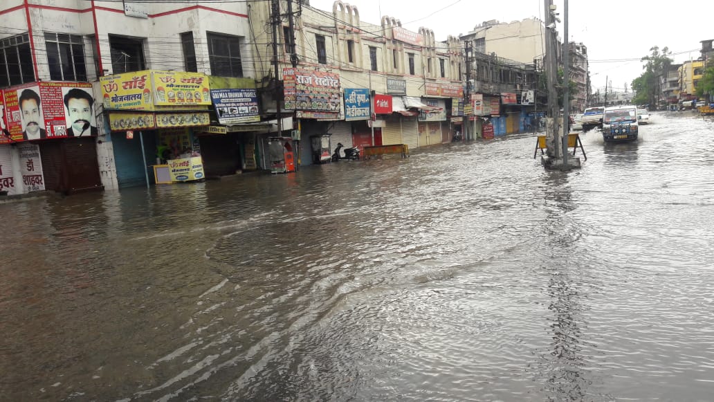 अल्पना तिराहे स्थित पेट्रोल पंप के सामने की दुकानों में करीब 2 फीट से ज्यादा पानी भर गया है।