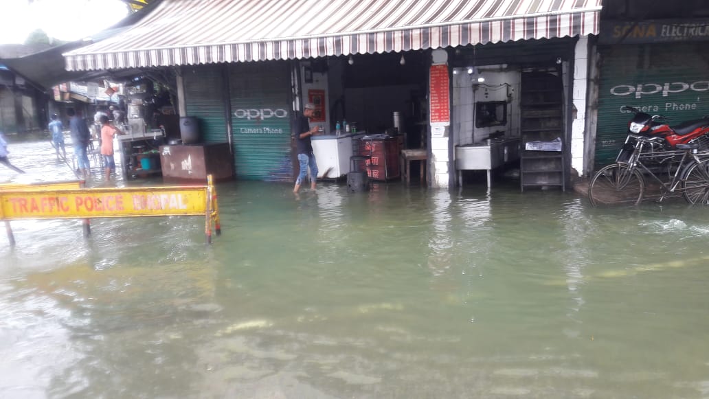 भोपाल टॉकीज चौराहे पर दुकानों में पानी भरा है।