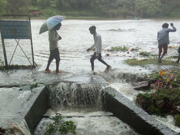 भदभदा डैम के गेट खुल गए, लोगों को सायरन बजाकर सचेत किया गया, लेकिन बारिश का आनंद लेने लोग पहुंचते रहे।