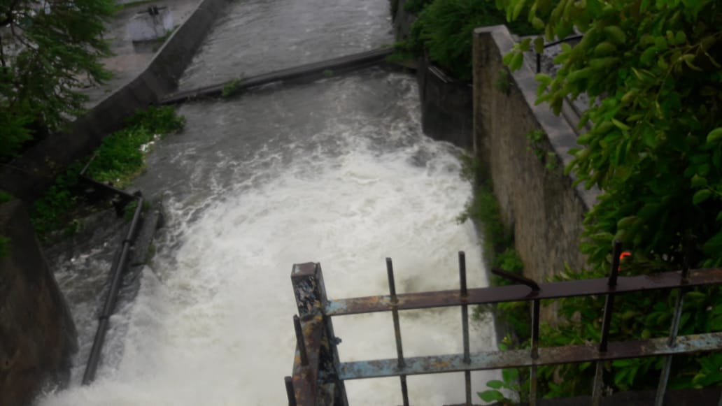 भारी बारिश से छोटा तालाब ओवरफ्लो हो गया।