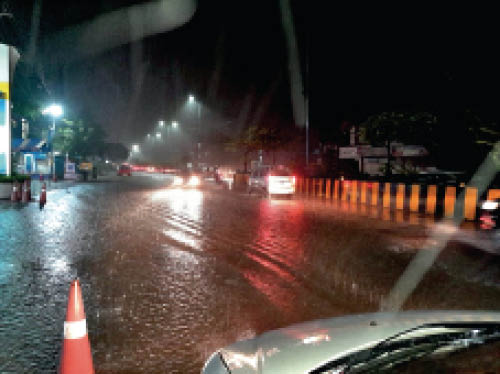 रेसकोर्स रोड पर भी पानी भरा। स्टॉपर बहकर इधर-उधर पहुंच गए।