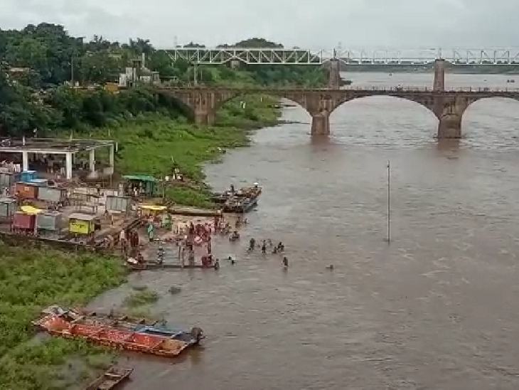 नर्मदा का जलस्तर बढ़ने से लगातार घाट डूबते जा रहे हैं।