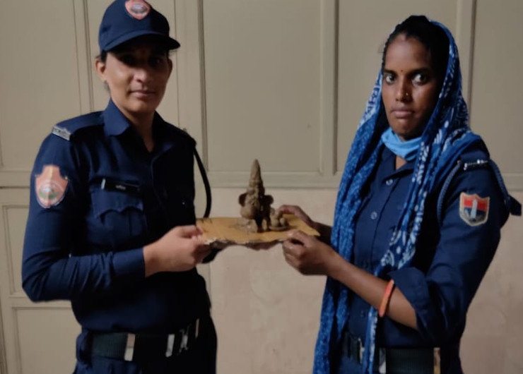 निर्भया स्क्वायड में पदस्थापित महिला पुलिसकर्मी अपनी साथी पुलिसकर्मी को ईको फ्रेंडली मिट्‌टी के गणेश जी की प्रतिमा वितरित करते हुए