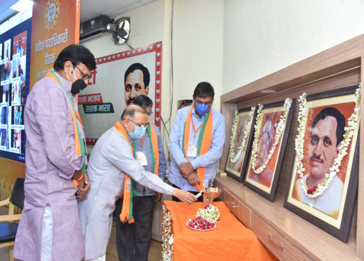 वर्चुअल मीटिंग का दीप प्रज्जवलित कर उद्घाटन करते भाजपा नेता