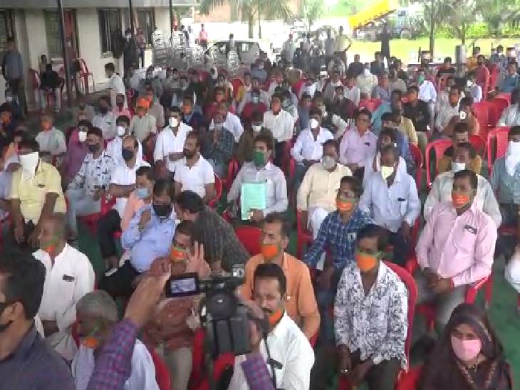 कार्यकर्ताओं को संबोधित करते हुए जमकर बरसे विजयवर्गीय।