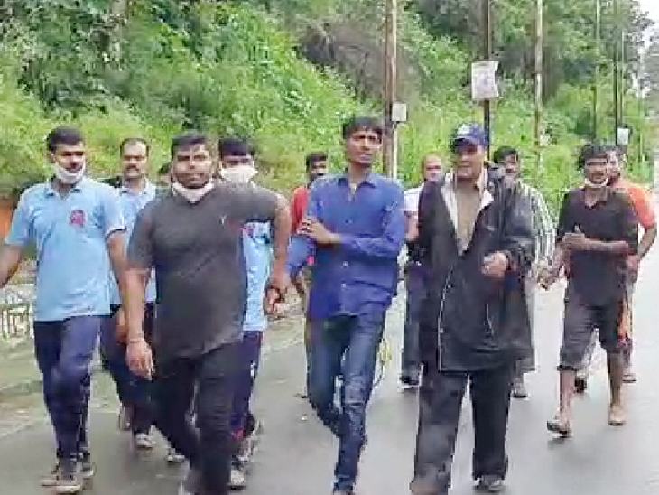 युवक को बाहर निकालकर पुलिस थाने ले गई।