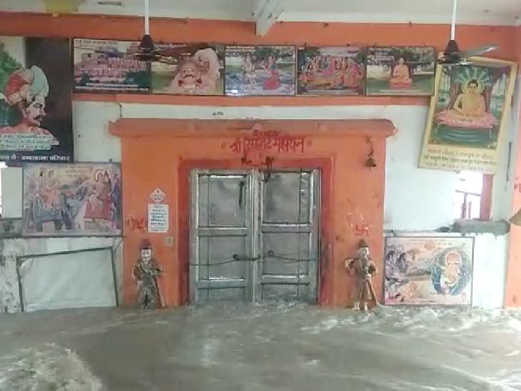 सिद्धवट घाट स्थित मंदिर पूरी तरह से डूब चुके हैं।