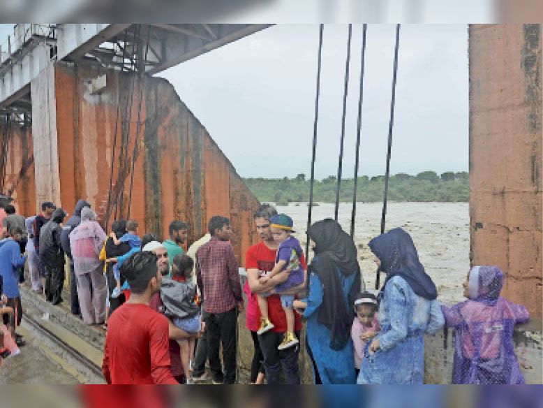 गंभीर डेम के उफान पर आने के बाद शहर के लोगों का इसे देखने के लिए मजमा लगा रहा।