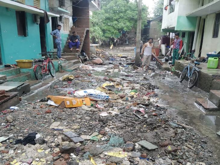 बाढ़ से काॅलोनी की सड़कों में इस प्रकार से गंदगी फैल गई है।