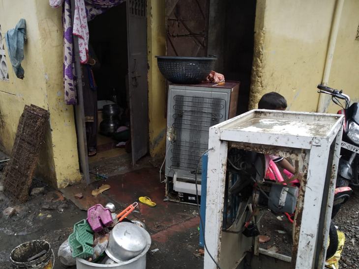 क्या कुलर, क्या एसी... सबकुछ पानी-पानी हो चुका है।