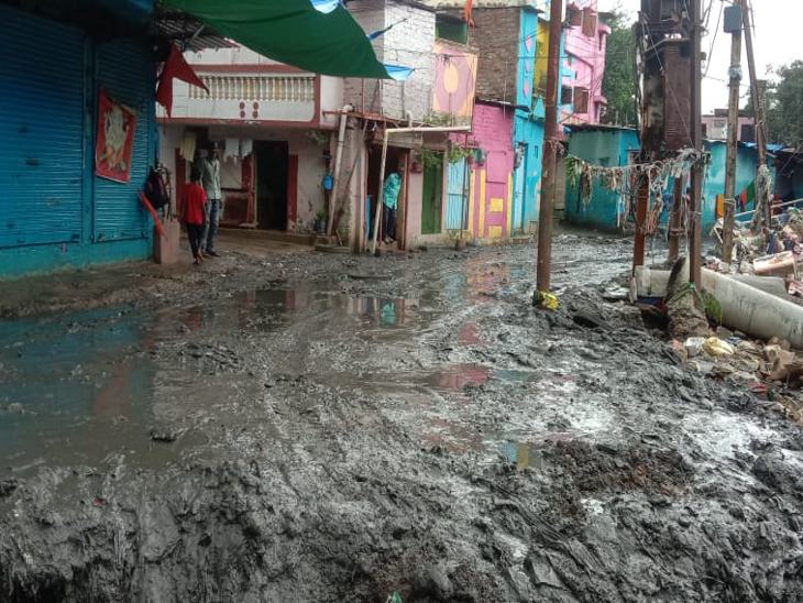 साउथ तोड़ा में इस प्रकार से गंदगी पसरी है।