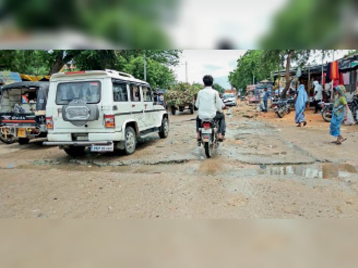 सेंवढ़ा चुंगी रोड: छह महीने में ही उखड़ गई सड़क