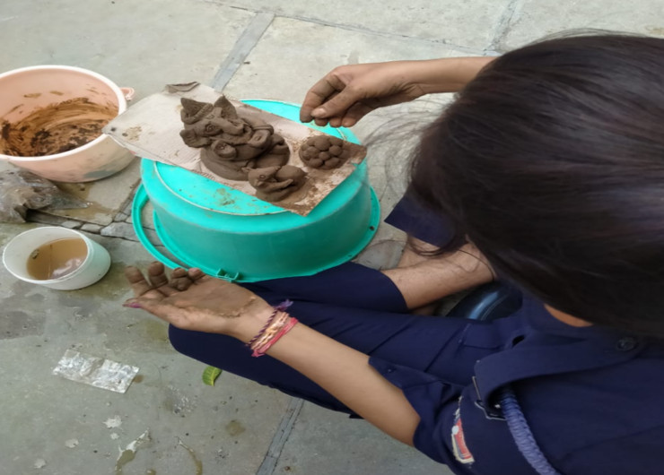 निर्भया स्क्वायड में पदस्थापित महिला पुलिसकर्मी ईको फ्रेंडली मिट्‌टी के गणेश की प्रतिमा बनाते हुए