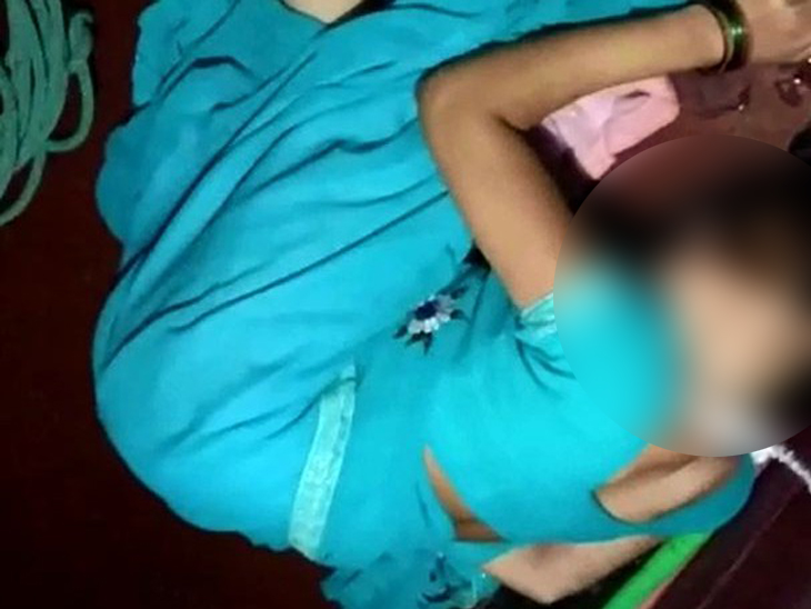 परिवार की पुत्रवधू के शव को फंदे से उतारकर नीचे रखा गया।