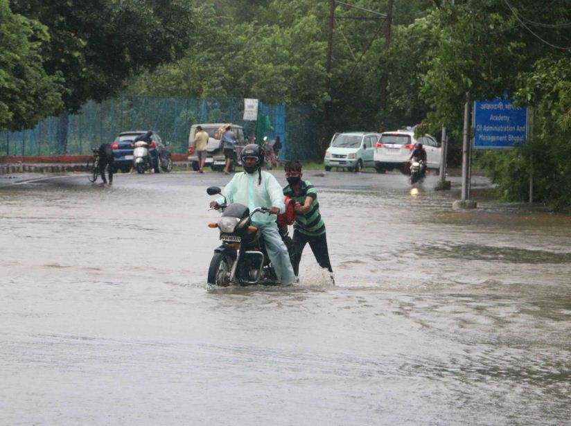 प्रशासन अकादमी में देर शाम तक शाहपुरा तालाब ओवरफ्लो होता रहा।