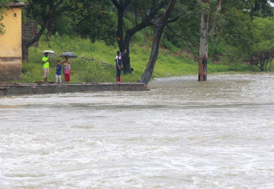 भदभदा के गेट खुलने के बाद कलियासोत डेम में जाता बड़े तालाब का पानी।