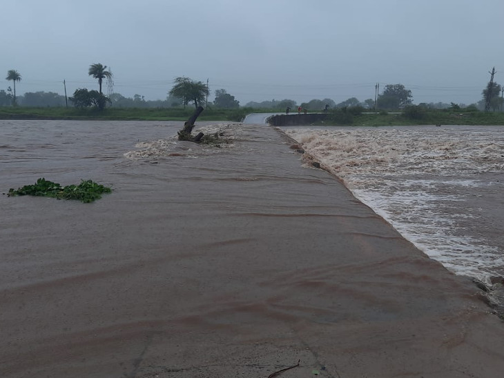बांसवाड़ा में लगातार बारिश से कई नदी-नाले उफान पर हैं। फोटो चिराग द्विवेदी