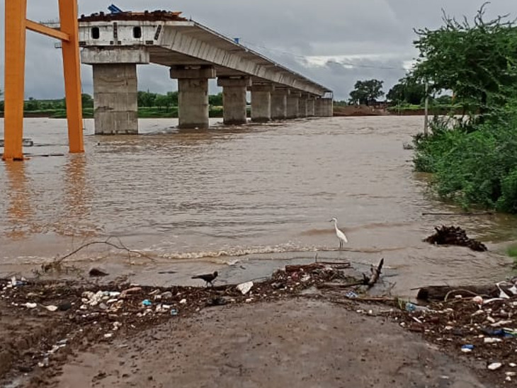 बारिश से बारां में नेशनल हाईवे 90 बारां-अकलेरा मार्ग भी बंद हो गया है। फोटो आदित्य शर्मा