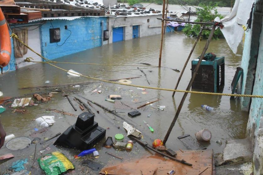 दामखेड़ा में कलियासोत नदी का पानी जब अचानक ज्यादा बढ़ गया तो लोग अपना जरूरी सामान छोड़कर भागे।