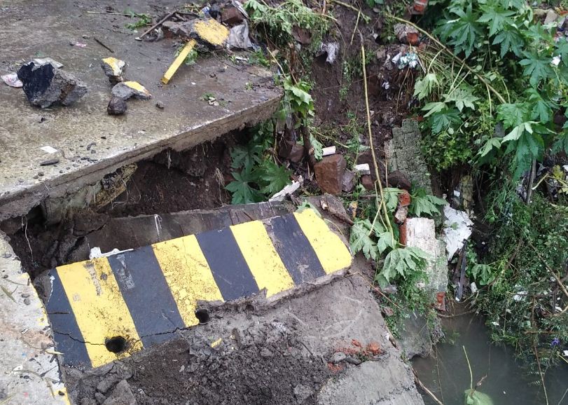 भारी बारिश से गुलमोहर कॉलोनी की पुलिया धंस गई।