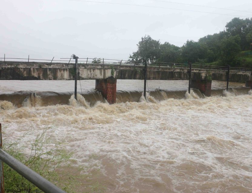 भारी बारिश के चलते केरवा डेम के सभी गेट खोले गए।