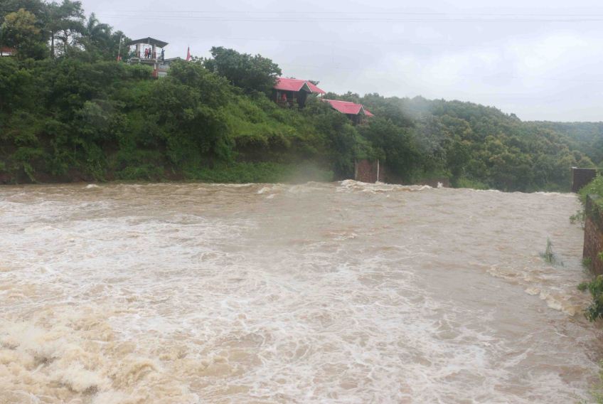 केरवा डेम से निकलता, यहां लोगों के आने-जाने पर प्रतिबंध लगा दिया गया है।