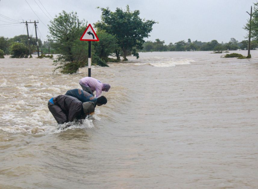 कोलांस नदी की सड़क पर करीब ढाई फीट पानी अभी भी बह रहा है।