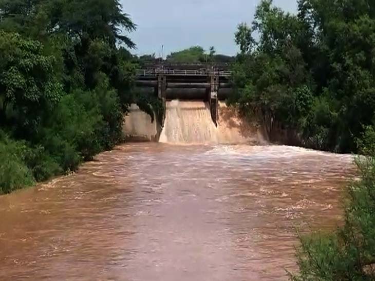 As soon as the flood gate of Sukhna lake opens, water hits in the surrounding areas, water is penetrated up to 5 feet in Balatana police post | सुखना लेक के फ्लड गेट खुलते ही शहर के आसपास के इलाकों में पानी की मार, बलटाना पुलिस चौकी में 5 फीट तक पानी घुसा