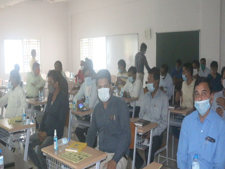 जिला अस्पताल की कार्यशाला में बड़ी संख्या में डॉक्टर्स आए थे।