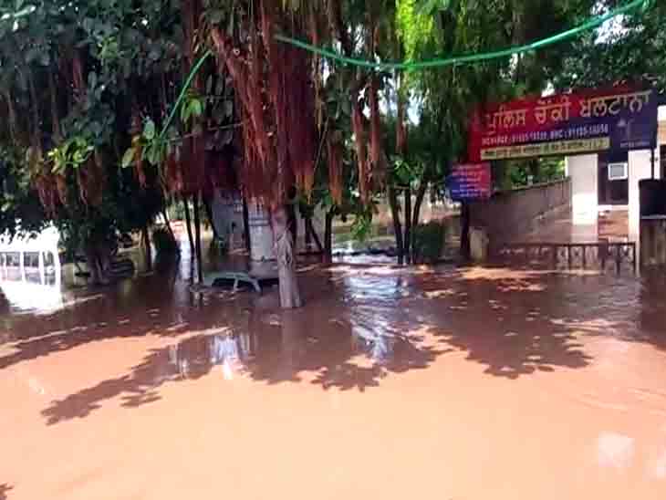 पुलिस चौकी में पानी घुस जाने के बाद काफी रिकॉर्ड खराब होने का अंदेशा।