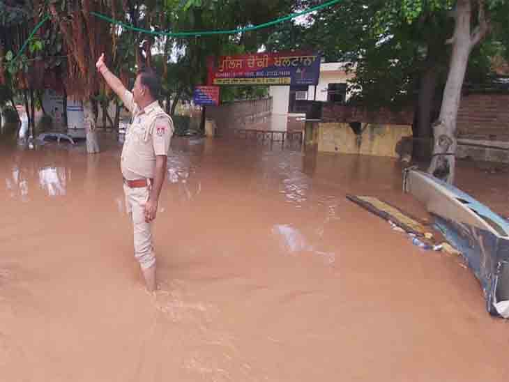 पुलिस काे अपनी चौकी बचाने के लिए लोगों की मदद लेनी पड़ी।