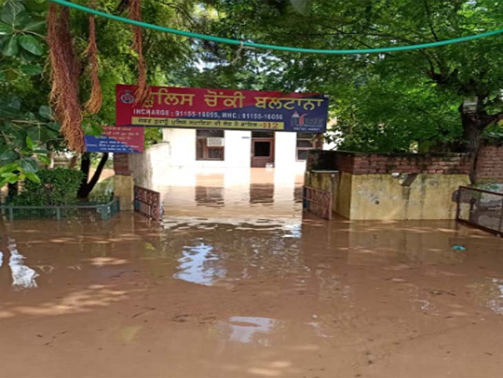 मोहाली जिले की बलटाना पुलिस चौकी में पानी घुस गया