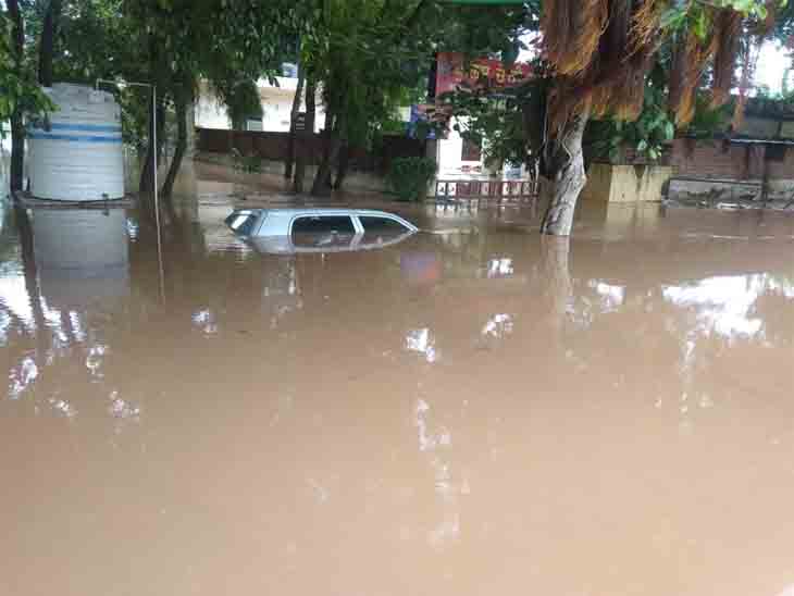 पानी का वेग इतना तेज था कि सड़क किनारे खड़े वाहनों को डूबो दिया