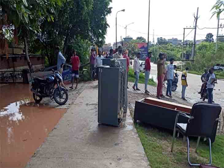 पुलिस चौकी में पानी भरने से कर्मचारियों ने सामान बाहर निकाल कर रखा।