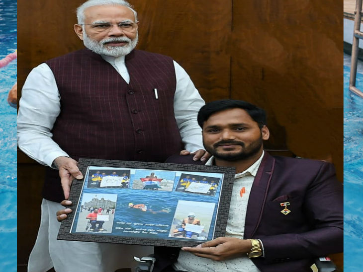 प्रधानमंत्री नरेंद्र मोदी तैराक सतेंद्र सिंह की कर चुके हैं तारीफ।