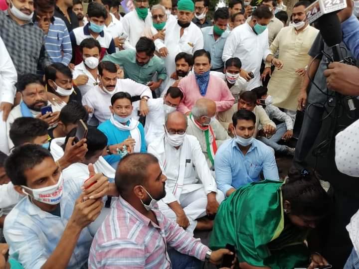 दिग्विजय सिंह भाजपा के सदस्यता अभियान के विरोध में दिए जा घरने में अभी भी बैठे हुए हैं।