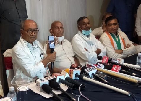 मीडिया से चर्चा करते हुए सिंधिया के पुराने वीडियो दिखाते दिग्विजय सिंह।