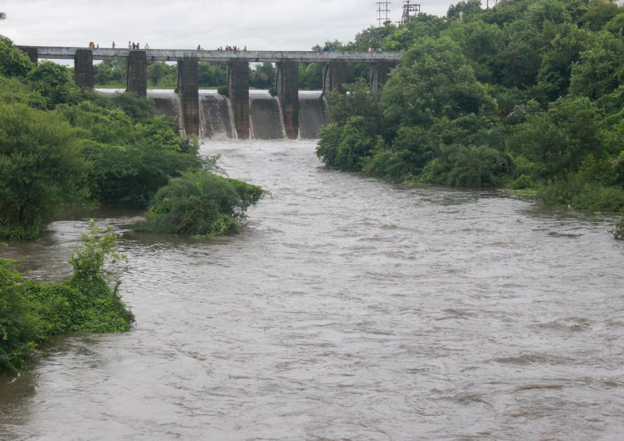 ओवरफ्लो होता हुआ रातीबढ़ के पास बना स्टाप डेम